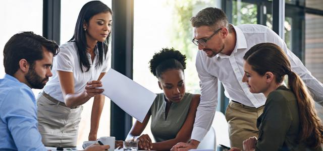 Des gens discutent assis à une table