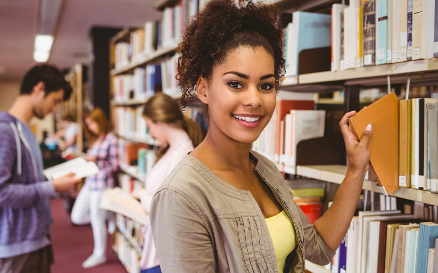 femme à la bibliothèque
