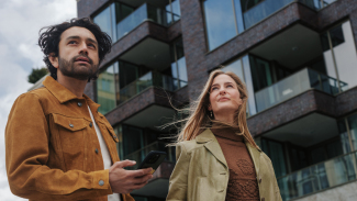 couple à la recherche d'un appartement