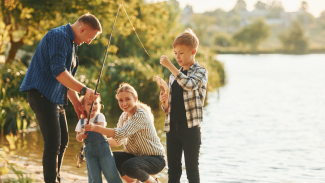 Une famille de quatre personnes part à la pêche